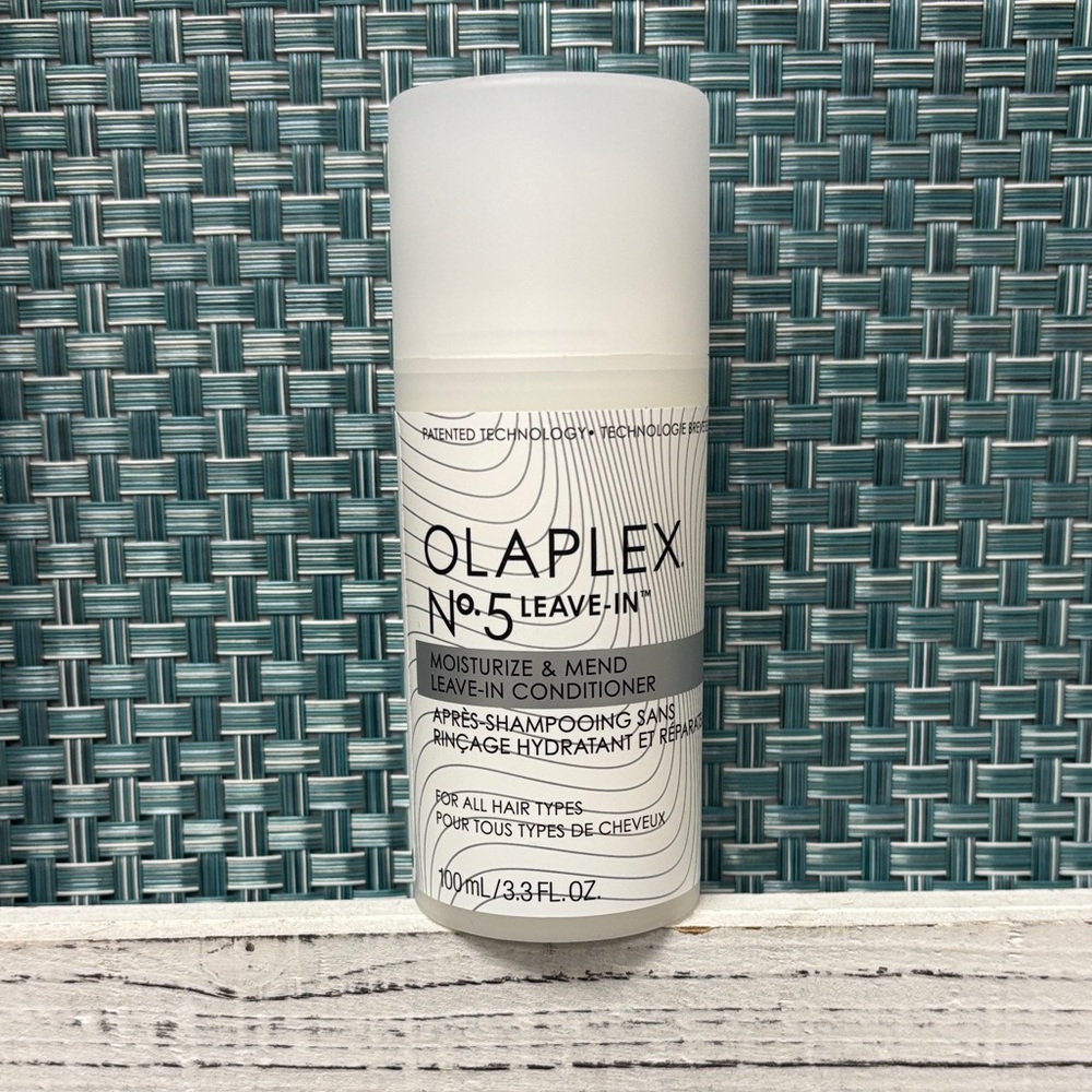 OLAPLEX No. 5 Leave-In Conditioner in White and Gray